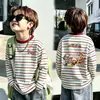 Camiseta a rayas estampada versátil y elegante para niños, manga larga, 2026 primavera y otoño, corte holgado, camiseta básica versátil para niños mayores