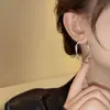 Nuevos Pendientes de Aro Plateados Retorcidos para Mujer, Nicho, Sencillos, de Alta Gama, Pendientes de Lujo Ligero con Temperamento Único y Versátiles Accesorios para Orejas
