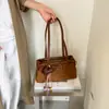 Bolsa Feminina de Camurça com Alça Única 2026 Baguete Novo Estilo Design de Axila Nicho Estilo Retrô Bolsa de Outono Sensação