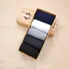 5 Pares de Meias Caixa de Presente para Homens no Outono e Inverno Algodão Poliéster Cor Sólida Meio da Panturrilha Meias Sociais Masculinas Simples Casuais Meias de Algodão Masculinas