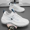 Tênis brancos de malha respirável novos para primavera masculina, sapatos esportivos versáteis da moda com sola grossa, sapatos casuais 'dad shoes' para homens