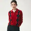 Suéter de cachemira estilo universitario con cuello tipo polo, con diseño de botones a la mitad, textura de rombos y un tejido versátil, retro y rejuvenecedor