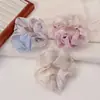 Scrunchie Floral Bicolor Fresco e Doce com uma Vibe Etérea, Perfeito para Penteados Presos e Coques