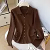 Nuevo Suéter de Manga Larga Otoño/Invierno 2026 con Cuello Elegante, Top de Punto Moderno para Mujer con Detalle de Botones, Adecuado para Usar en Capas o Solo