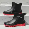 Botas de chuva masculinas da moda de cano curto, antiderrapantes, impermeáveis, adequadas para uso na cozinha, lavagem de carros e canteiros de obras; duráveis, resistentes à água e forradas para aquecimento.