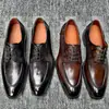 Sapatos de Couro Masculinos de Luxo para Negócios Sapatos Derby Padrão Crocodilo Totalmente Feitos à Mão Costurados Couro de Búfalo Bico Fino Polido com Cadarço Britânico