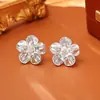 Pendientes de Flor de Circonita con Textura Metálica Europeos y Americanos con un Diseño de Estilo Ins de Alta Gama, Moderno, Exquisito, Tridimensional y Minimalista