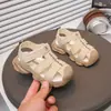 Verão 2026 Novo Estilo Coreano Unissex Infantil Bebê Moda Versátil Velcro Solado Macio Antiderrapante Sapatos de Praia Biqueira Fechada