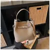 Bolsa de Mão da Moda de Nicho Tendência Comércio Exterior Novo Design Outono e Inverno 2025 Bolsa Transversal Casual Tipo Balde