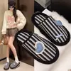 Pantuflas mullidas a rayas de moda para mujer, nueva colección otoño/invierno 2026, adecuadas para usar en interiores y exteriores, cálidas, antideslizantes y con adorables diseños de dibujos animados