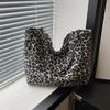 Bolsa de ombro versátil de alto valor com estampa de leopardo retrô de veludo estilo artístico coreano