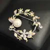 Broche de Guirnalda de Piedras Bañadas en Oro de Dos Tonos de Gama Alta Broche de Flor de Perla Elegante Retro Accesorios de Ramillete para Mujer