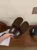 Tamancos Estilo Birkenstock em Couro Genuíno com Biqueira Fechada, de Calçar, Solado Macio, Aumento de Altura Oculto, Versátil para o Dia a Dia, Novo Modelo 2025 para Mulheres com Aumento de Altura Oculto