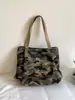 Bolso tote grande de camuflaje vintage relajado con un diseño abierto simple y de gran capacidad, bolso de hombro diario estilo coreano