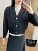 Outwear Feminino Outono/Inverno 2026 Cardigã de Lã Tricotado com Decote V Fácil de Cuidar Conjunto Casual de Duas Peças com Saia Tricotada