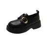 Sapatos casuais femininos de couro estilo britânico, novo modelo 2026, versáteis com saias, sapatos pretos baixos com solas macias e fechamento em velcro, mocassins