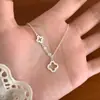 Collar de Trébol de Cuatro Hojas Hueco Incrustado de Diamantes para Mujer, Lujo Ligero, Gama Alta, Exquisito, Versátil, Adecuado para el Viaje Diario, Colgante de Zirconia, Cadena para la Clavícula