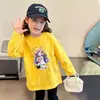 Camiseta básica para meninas, estilo primavera e outono, blusa infantil 100% algodão, nova camiseta de manga comprida 2026, roupa de outono para meninas com gola redonda