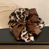 Elástico de Cabelo de Cetim com Estampa de Leopardo na Cor Café Coreana para Mulheres, Acessório de Cabelo Elegante Oversized para Coque ou Rabo de Cavalo para Outono e Inverno