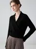 Nuevo suéter de cachemir puro para mujer de otoño e invierno, tejido con un escote cruzado, una capa interior cálida y versátil, que irradia elegancia y un estilo relajado y casual