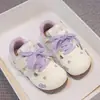Lindos zapatos infantiles Aggan color hueso amarillo claro estampado de pez pequeño de dibujos animados oso pequeño con velcro para niña niño pequeño