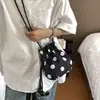 El popular bolso tipo cubo de estilo coreano de este año para mujer, nuevo bolso de hombro con bloques de color y lunares para el verano 2026, bolso cruzado versátil