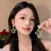 Pendientes de Flor Hueca Plateados para Mujer Diseño Exagerado de Nicho Clavos de Alta Gama Accesorios de Oreja Versátiles para Adelgazar el Rostro