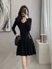 Nuevo vestido de punto de otoño para mujer, pequeño vestido negro de lujo ligero, elegante estilo socialité de manga larga
