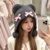 Balaclava de alta qualidade em pelúcia de urso fofa com pompom e orelhas para mulheres, quente e versátil para outono e inverno, proteção para as orelhas