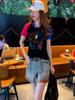 Conjunto de Dos Piezas de Camiseta con Bloques de Color, Cuello Redondo y Estampado de Pedrería para Mujer, Conjunto de Shorts de Mezclilla Vintage de Cintura Alta, Moderno