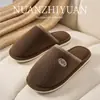 Pantuflas de felpa de algodón Hamudin con bloques de color liso para mujer, adecuadas para otoño e invierno, con suelas suaves, diseño antideslizante y un ajuste cálido y cómodo para uso en interiores