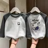 Camiseta Interior Básica de Cuello Redondo DeRong para Bebé Niños 2026 Otoño/Invierno Nuevo Estilo Camiseta de Manga Larga con Parches