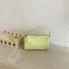 Bolsas de mano para mujer transfronterizas 2026 nuevo modelo principios de otoño simple versátil bolsa cilíndrica nicho moda bolso de hombro cruzado bolsa de almohada