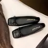 Versão em Couro do Mesmo Estilo Estilo Ballet Costura Quadrado Pequeno Bico Raso Slip-On Sapatilhas Sapatilhas com Laço Femininas Couro Genuíno