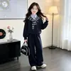 Conjunto Infantil Menina 2026 Outono Novo Estilo Crianças Médias e Grandes Conjunto de Três Peças com Xale, Moletom com Capuz e Gola Polo, Calça de Moletom