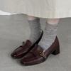 Sapatos Mocassins de Couro Bovino de Primeira Camada Estilo Britânico para o Dia a Dia Outono 2025 Salto Médio Grosso Sapatos Pequenos de Couro Bico Quadrado Couro Genuíno Baixos de Boca Profunda para Mulheres
