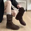 Botas Western de camurça simples e retrô para mulheres, nova coleção de outono de 2026, com design plissado e franzido, salto médio e estilo de bota curta.