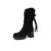 Novas botas de outono e inverno para mulheres baixinhas: design de salto médio a alto, efeito emagrecedor, faz as pernas parecerem mais longas e apresenta uma canoa alta para um visual estiloso