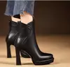 Botas de Cano Curto Pretas com Bico Redondo e Salto Alto Femininas 2026 Estilo Coreano Tendência Outono/Inverno Novas Impermeáveis Plataforma Salto Bloco Zíper Traseiro Botas Femininas