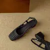 Sandalias de estilo coreano de nicho de una sola tira y punta cerrada para mujer, con recortes tejidos sin talón, color blanco roto, tacón grueso, piel suave, zapatos de verano