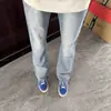 Jeans azul claro, ligeramente acampanados para hombre, perfectos para atuendos de otoño, creando un efecto de piernas largas, corte limpio, pantalones de corte recto con pierna curva