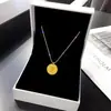 Collar con Medallón de Reina Estilo Europeo y Americano Acero de Titanio Completo Chapado en Oro Real Venta Directa de Fábrica de Moda de Lujo Ligero