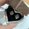 Buqi Lati Pendientes Mini Pequeños Cepillados Italianos Blanco Natural Flor de Fritilario Trébol de Cuatro Hojas Pendientes Estilo Corte Vintage