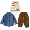 Conjunto de Moda Masculina Primavera 2026 Novo Estilo Bebê Menino Primavera Novo Suéter de Listras com Carro de Manga Longa Conjunto de Três Peças