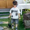 Traje de Verano de Manga Corta para Niños 2026 Estilo Nuevo Ropa Fresca y Guapa para Niños Conjunto de Dos Piezas de Pantalones Cortos Finos de Mezclilla de Verano