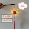 Linterna luminosa de personaje feliz estilo antiguo tejida a mano de bambú linterna de flores de mano linterna pequeña paquete de material DIY colgante venta al por mayor