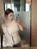 Foto Real de un Conjunto de Dos Piezas: una camiseta con cuello redondo y manga tres cuartos, un top irregular que se ciñe a la cintura y pantalones casuales de cintura alta ligeramente atrevidos