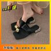 Sandalias de Tacón Grueso Estilo Coreano Zapatillas de Vacaciones de Nicho Sandalias Metálicas Slip-On para Mujer para Usar Afuera Verano y Otoño 2025 Nuevo Estilo