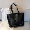 Bolso de hombro portátil con borlas de nuevo estilo 2023 bolso tejido retro de color liso bolso grande retro para mujer