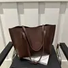 Bolsa de ombro minimalista simples, de grande capacidade, moderna e com blocos de cor para o trajeto diário, nova coleção outono 2026, elegante bolsa tote de axila